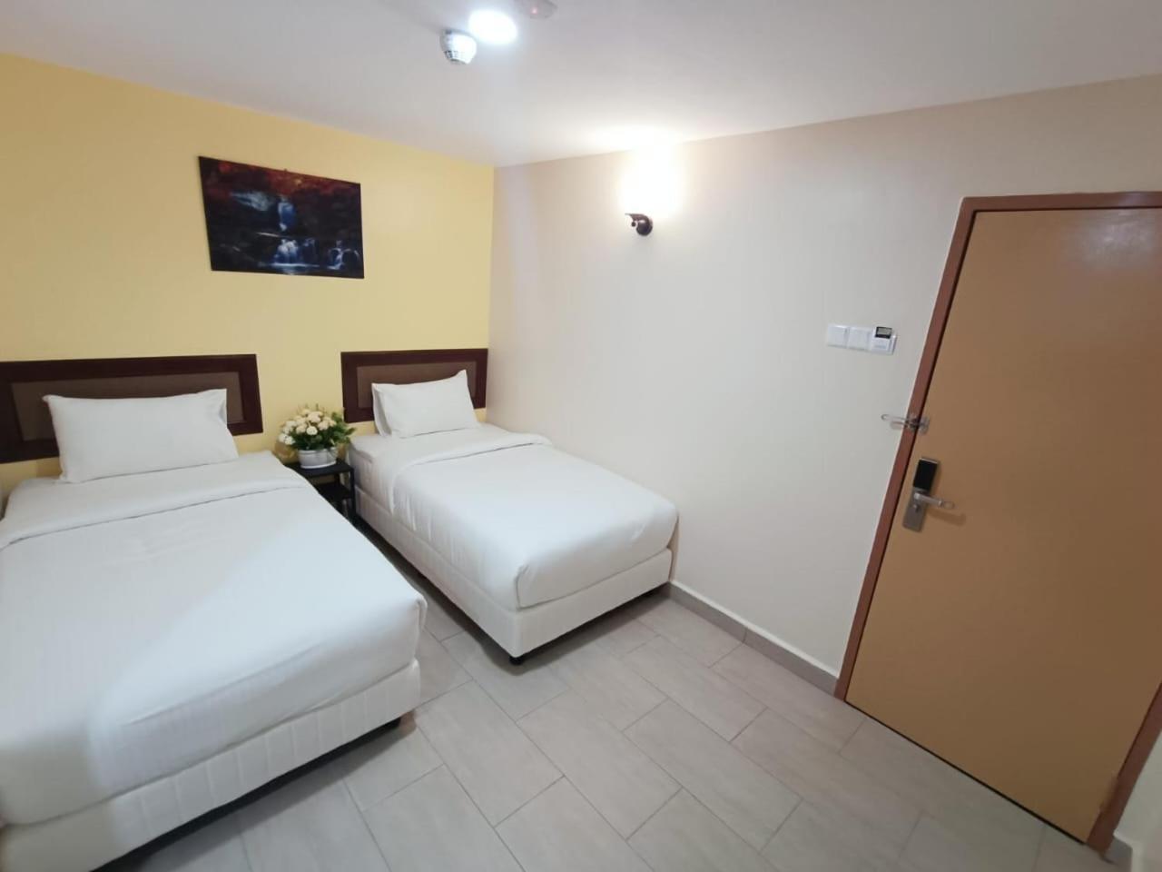 Capital O 90897 Island City Hotel George Town Zewnętrze zdjęcie