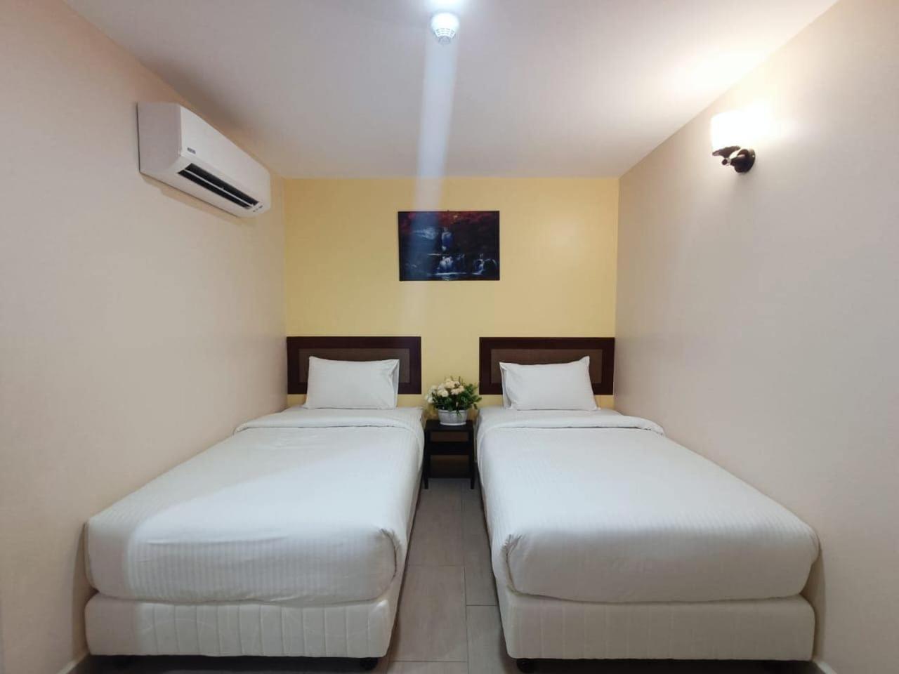 Capital O 90897 Island City Hotel George Town Zewnętrze zdjęcie
